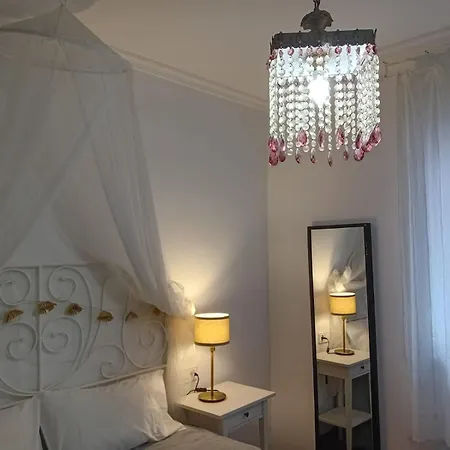 Vivienda En Casco Antiguo De *