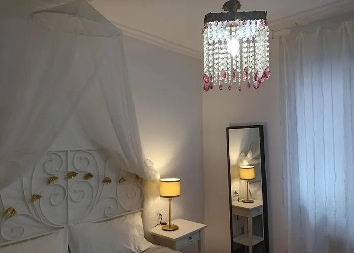 Vivienda En Casco Antiguo De *